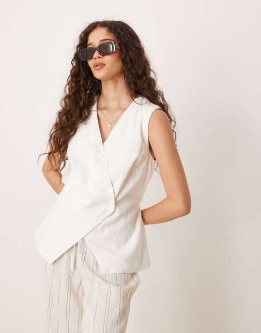 Abercrombie & Fitch asymmetrisk skräddarsydd linerväst i vitt - Image 1