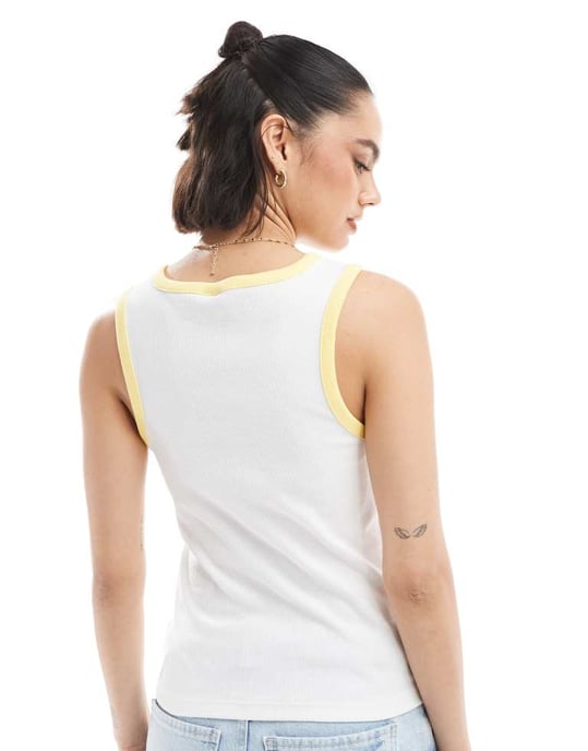 Pieces racerback t-shirt med broderad citrongrafik i vitt - Image 4