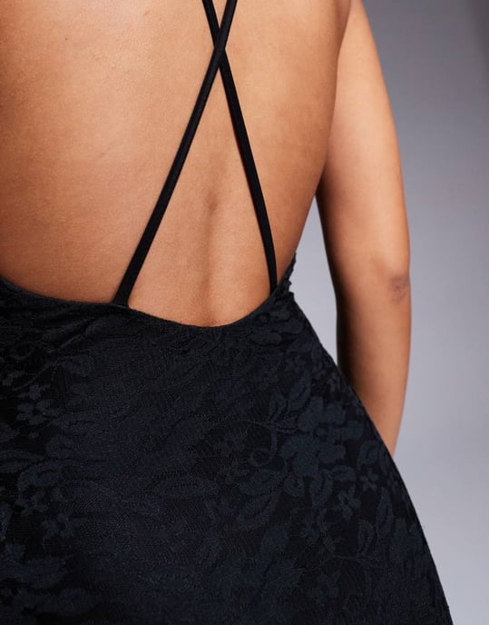 ASOS DESIGN spets v-ringad omlott midiklänning med asymmetrisk nederkant i svart - Image 3