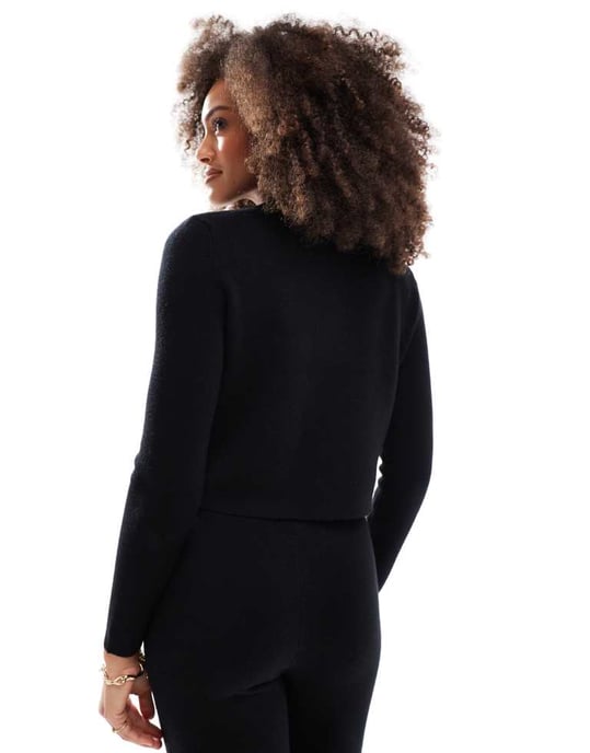 Vero Moda kort knäppning cardigan med kontrastkanter i svart - Image 4