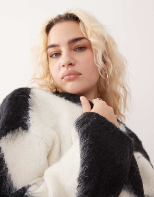 Monki fluffig garnstickad cardigan med V-krage i svart och vitt rutmönster jacquard - Image 2