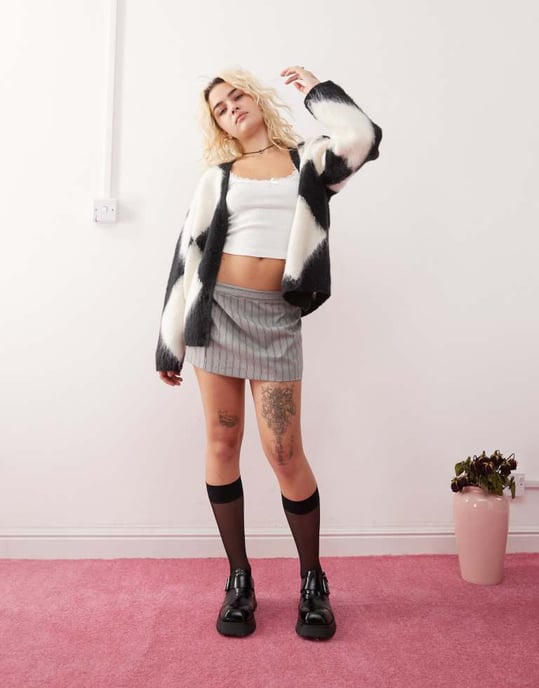 Monki fluffig garnstickad cardigan med V-krage i svart och vitt rutmönster jacquard - Image 3