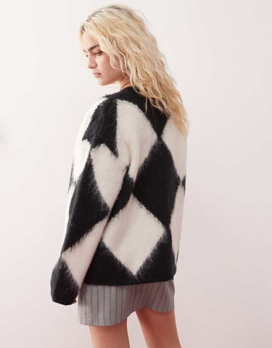 Monki fluffig garnstickad cardigan med V-krage i svart och vitt rutmönster jacquard - Image 4