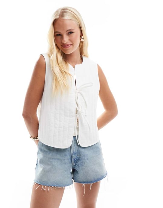 Pieces lättviktig kviltad knytframsommar väst i molnvitt - Image 1