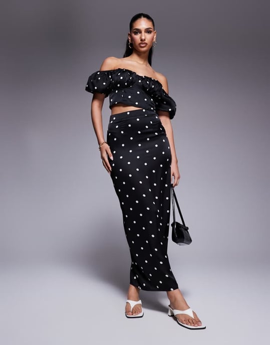 Kaiia exklusiv bardot puffsleeve satin croptopp koord i svart prickig mönster - Image 2