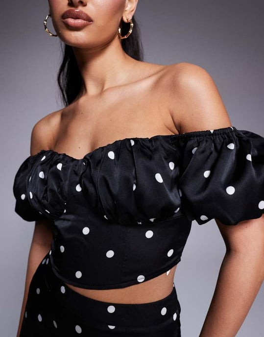 Kaiia exklusiv bardot puffsleeve satin croptopp koord i svart prickig mönster - Image 3