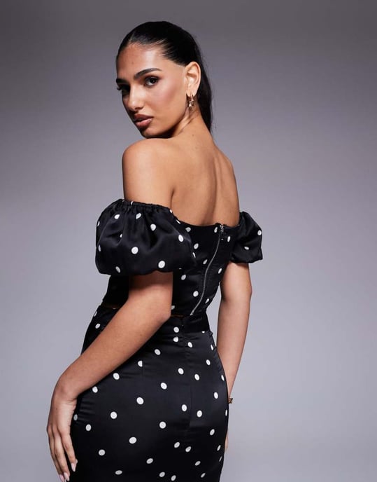 Kaiia exklusiv bardot puffsleeve satin croptopp koord i svart prickig mönster - Image 4