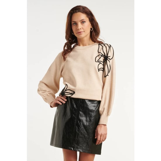 Smashed Lemon Beige gebreide trui met grote zwarte bloemappliqués | - Image 2