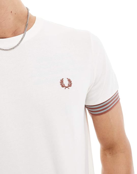 Fred Perry avslappnad t-shirt i ljusbeige med randig ärmslut - Image 2