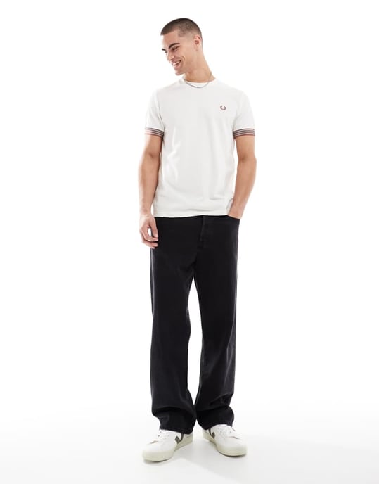 Fred Perry avslappnad t-shirt i ljusbeige med randig ärmslut - Image 3