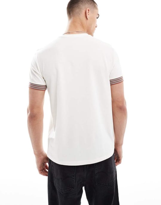 Fred Perry avslappnad t-shirt i ljusbeige med randig ärmslut - Image 4