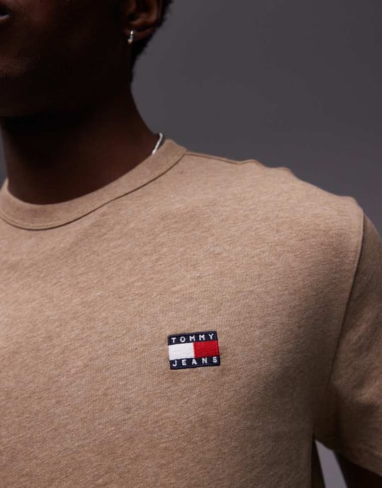 Tommy Jeans vanlig badge-logotyp t-shirt i beige melange - Image 2