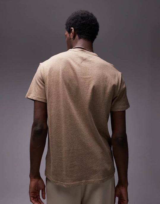 Tommy Jeans vanlig badge-logotyp t-shirt i beige melange - Image 4