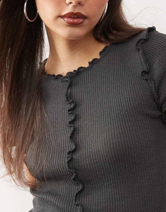 Monki strukturerad stickad t-shirt med volangkant i mörkgrå - Image 3