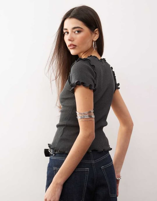 Monki strukturerad stickad t-shirt med volangkant i mörkgrå - Image 4