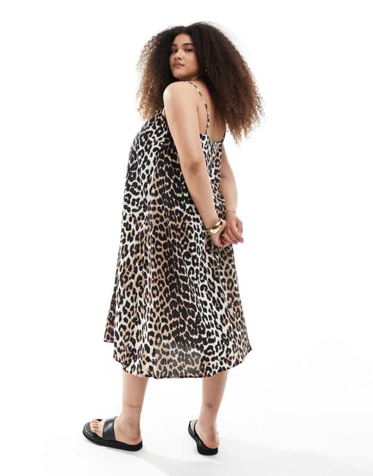 Vero Moda Curve vävd cami midiklänning med v-ringning i leopardmönster - Image 4