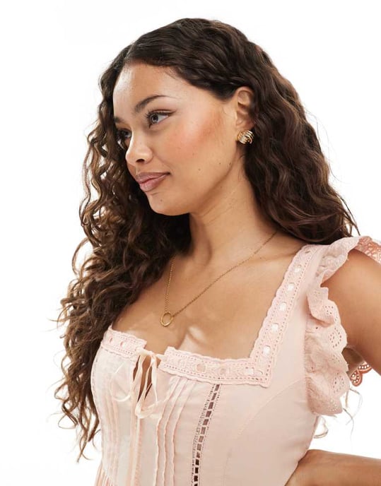 Miss Selfridge Petite spets broderad trim babydoll midiklänning i persika - Image 3