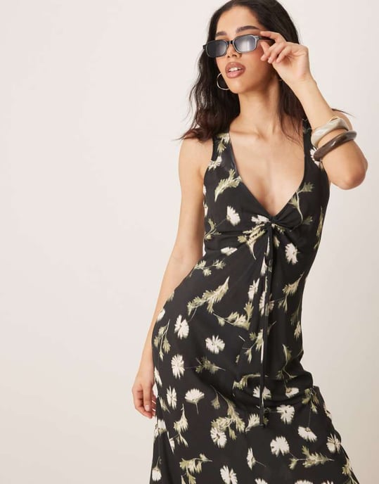 ASOS DESIGN v-ringad midiklänning med rynkad knytning i svart blommönster - Image 2