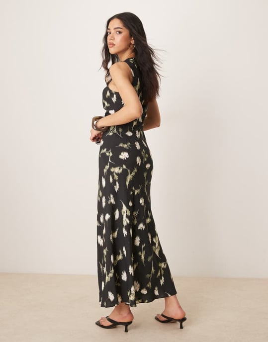 ASOS DESIGN v-ringad midiklänning med rynkad knytning i svart blommönster - Image 4