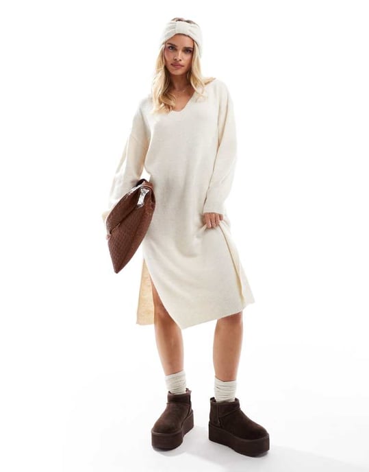 Vero Moda Petite oversized stickad v-ringad maxiklänning i crème melange - Image 2