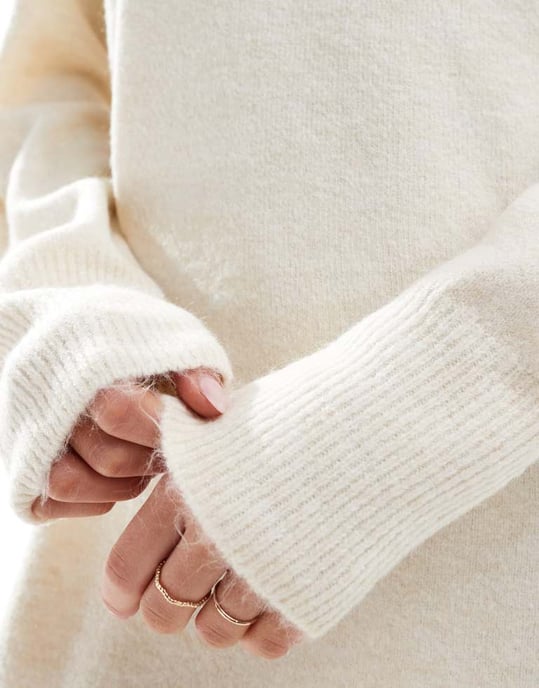 Vero Moda Petite oversized stickad v-ringad maxiklänning i crème melange - Image 4