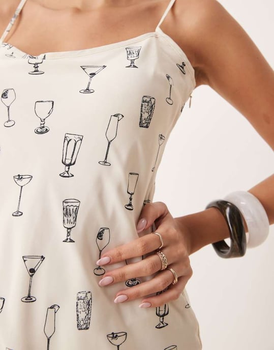 Abercrombie & Fitch cami strap slip maxiklänning i krämfärgad martiniprint - Image 4
