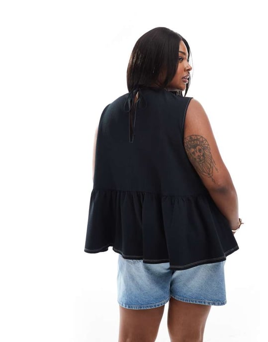 ASOS DESIGN Curve utan ärmar peplumtop med knytning i ryggen i svart - Image 3