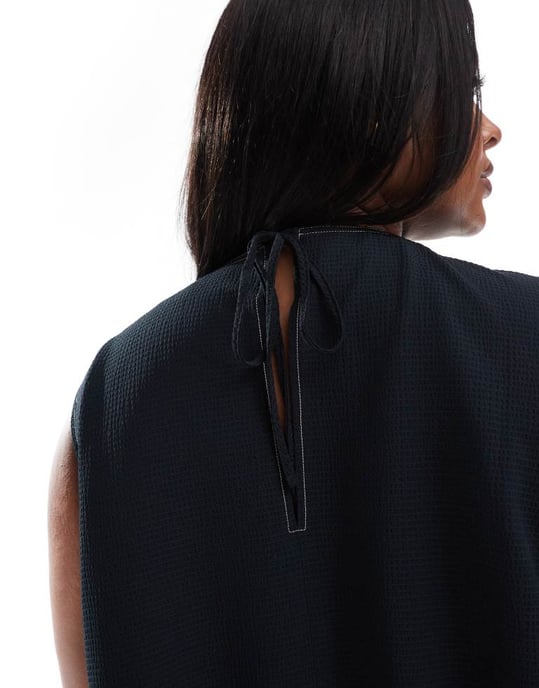 ASOS DESIGN Curve utan ärmar peplumtop med knytning i ryggen i svart - Image 4