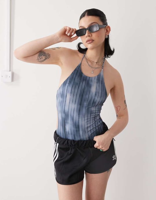 Weekday halterneck baddräkt med öppen rygg och knytdetalj i blå randig tryck - Image 2