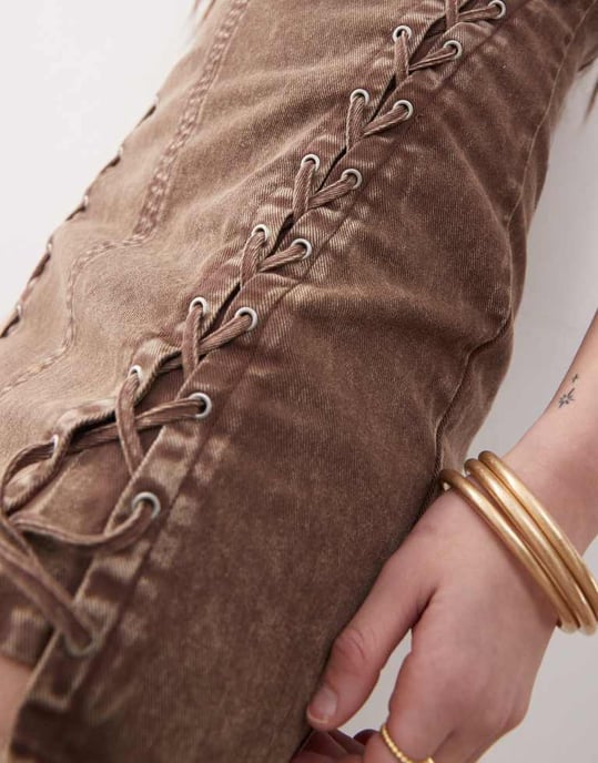 Monki denim klänning med snörning i tvättad brun - Image 2