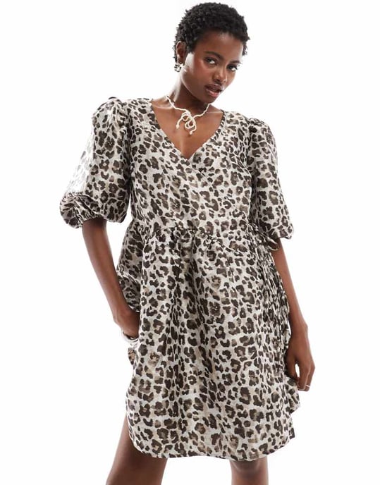 Glamorös svepande miniklänning i mocha leopard - Image 2