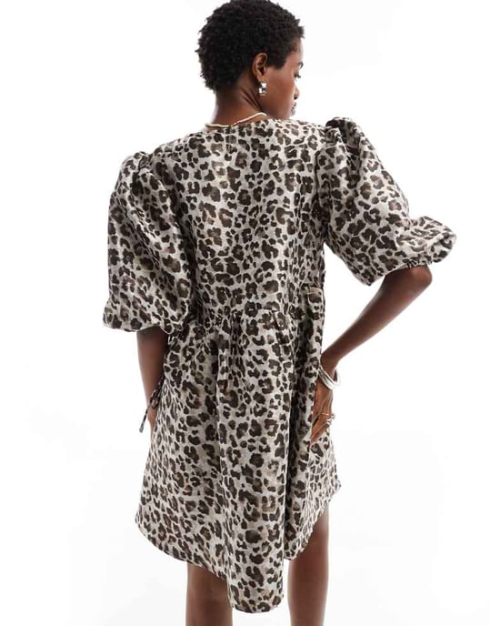 Glamorös svepande miniklänning i mocha leopard - Image 4