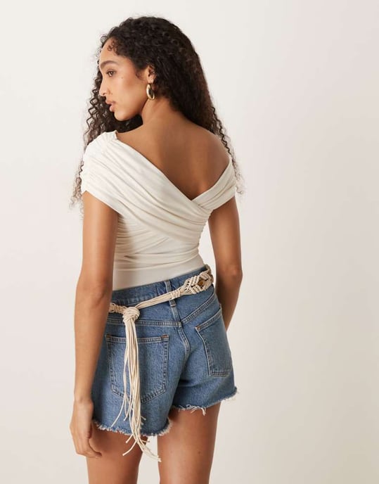Abercrombie & Fitch off shoulder asymmetrisk omlott bodysuit i vitt - Image 4