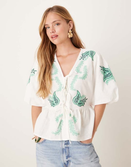 YAS premium paisley broderad knytframs topp med peplumslut i vit - Image 1