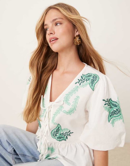 YAS premium paisley broderad knytframs topp med peplumslut i vit - Image 2