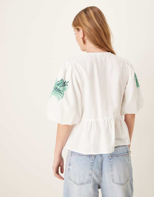 YAS premium paisley broderad knytframs topp med peplumslut i vit - Image 3