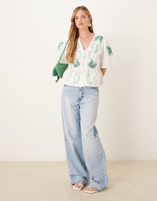 YAS premium paisley broderad knytframs topp med peplumslut i vit - Image 4