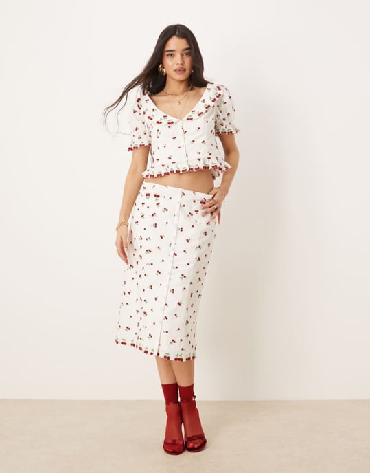 For Love & Lemons Beaded Cherries midi kjol i vitt och rött set - Image 1
