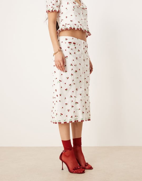 For Love & Lemons Beaded Cherries midi kjol i vitt och rött set - Image 2