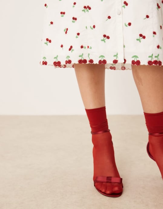 For Love & Lemons Beaded Cherries midi kjol i vitt och rött set - Image 3