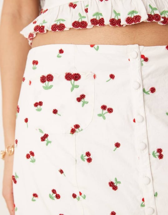 For Love & Lemons Beaded Cherries midi kjol i vitt och rött set - Image 4