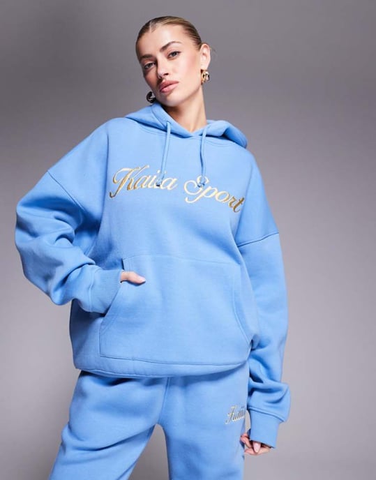 Kaiia bomullsblandning sport broderad skriftlogotyp hoodie co-ord i blått och gult - Image 1