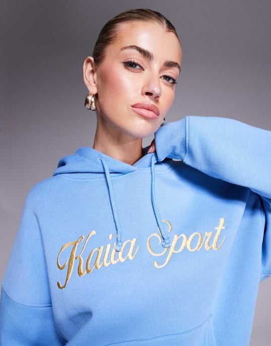 Kaiia bomullsblandning sport broderad skriftlogotyp hoodie co-ord i blått och gult - Image 4