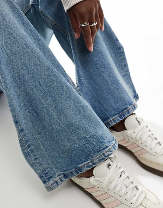 ASOS DESIGN mid rise flare jeans i ljus vintage tvätt - Image 2