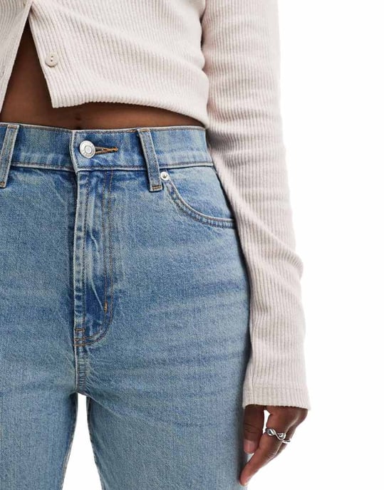 ASOS DESIGN mid rise flare jeans i ljus vintage tvätt - Image 3