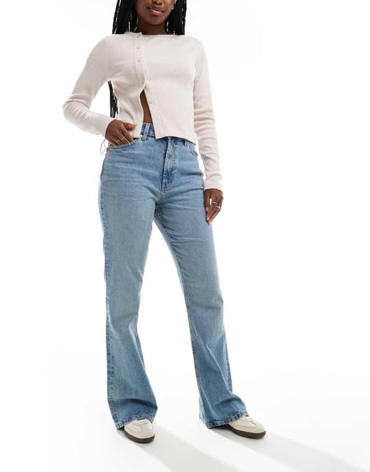 ASOS DESIGN mid rise flare jeans i ljus vintage tvätt - Image 4