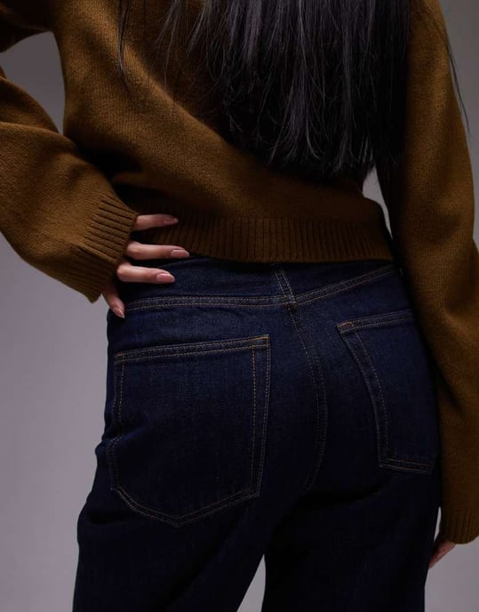 ARKET Amber tunnbensjeans i tvättat blått - Image 4