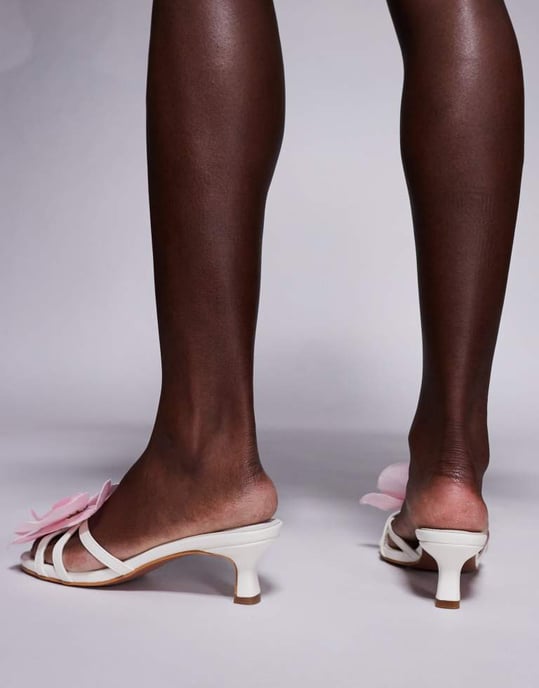 Public Desire Nikah orkidéblomma kittenheels i krämvitt - Image 2