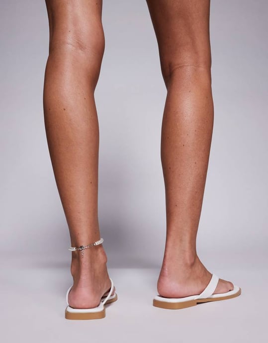 Public Desire stringtrosa platt sandal i vit - Image 2