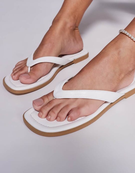 Public Desire Bred Passform tång platt sandal i vit - Image 3